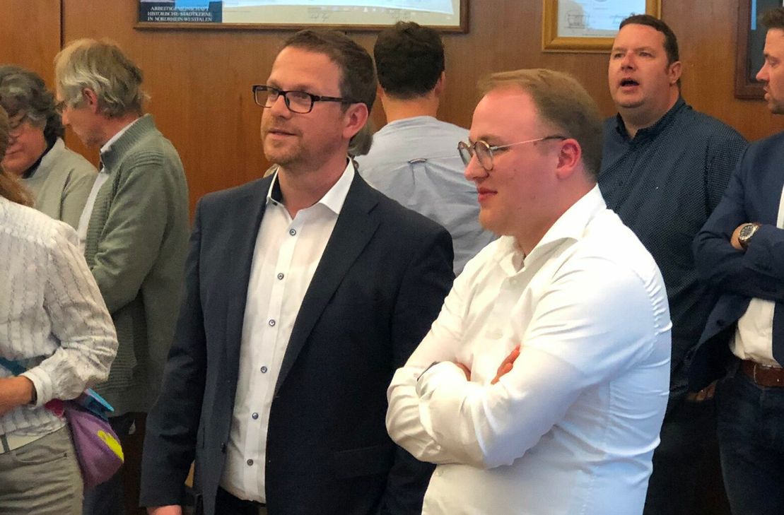 Einen spannenden Wahlabend verfolgten Dr. Carmen Krämer und Micha Kreitz (rechtes Foto, l.), das für sie eine Stichwahl am 29. Mai bedeutet. In den zweiten Urnengang geht die Parteilose mit einem Vertrauensvorsprung von 40 zu 32 Prozent gegenüber dem Christdemokraten.