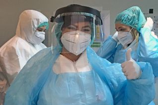 So wie hier in der Corona-Teststation Trier sollen hauptamtliche Mitarbeitende der Stadt Trier, im Bild eine Rettungsdienst-Mitarbeiterin, gemeinsam mit Ehrenamtlichen der freiwilligen Löschzüge und der Hilfsorganisationen die vom Bund versprochenen Schnelltests für Triererinnen und Trierer abnehmen. Foto: Presseamt Trier