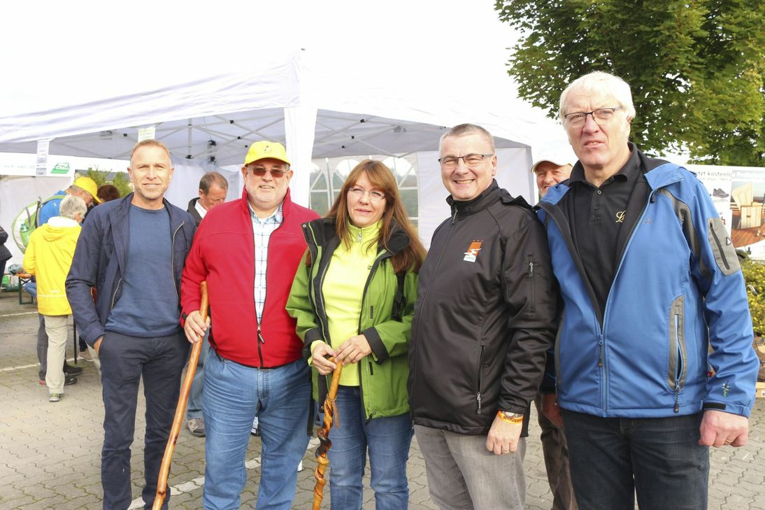 "Lohner's"-Geschäftsführer Helmut Moll (v. l.), Achim und Ellen Lohner, Landrat Dr. Alexander Saftig und Alfred Haupt.