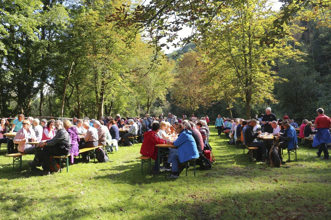 Mittagessen im Nettetal bei Ochtendung: Nach acht Kilometern schmeckte der "Döppekooche" besonders gut.