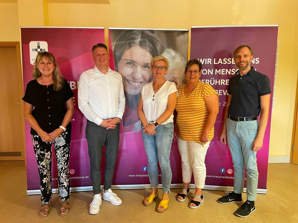 Monika Kolling (Geschäftsbereichsleiterin Soziales), Sven Lange (Vorstand Soziales), Anja Bindges (Leiterin der ambulanten Dienste), Claudia Klein (Pflegedienstleitung Sozialstation Kirchberg) und Michael Gradwohl (Vorstandsreferent Soziales) bei ihrem Besuch in der Sozialstation Kirchberg.