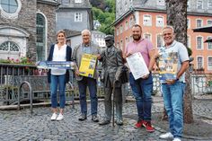 Mit dem Monschauer Original »Maaßens Päuelche« freuen sich (v.l.) Bürgermeisterin Dr. Carmen Krämer, Ortsvorsteher Georg Kaulen, Ralf Kaulen (Bürgerschützen) und Lutz Schell (MONEV) auf die Kirmestage in der Monschauer Altstadt.