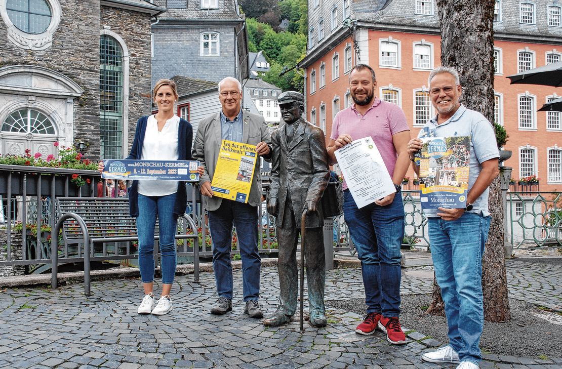 Mit dem Monschauer Original »Maaßens Päuelche« freuen sich (v.l.) Bürgermeisterin Dr. Carmen Krämer, Ortsvorsteher Georg Kaulen, Ralf Kaulen (Bürgerschützen) und Lutz Schell (MONEV) auf die Kirmestage in der Monschauer Altstadt.