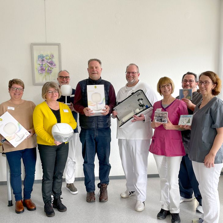 Herr Prüm, der 1. Vorsitzende des Vereins (4. von rechts), und Herr Prof. Weber (5. von rechts) überreichten die Produkte voller Freude an die Pflegedirektorin Frau Baranowsky (2. von links) und Mitglieder des Pflege- und Therapeuten-Teams.