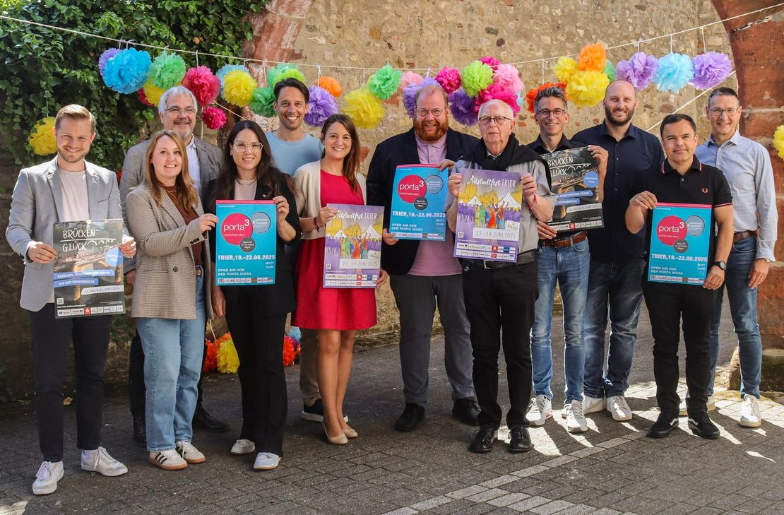 von links nach rechts: Yannick Jaeckert, Geschäftsführer der TTM, Carolin Hegner, Pressesprecherin der Sparkasse Trier, Stefan Schmitt, Vorstandsstab der Sparkasse Trier, Friederike Federmann, Marketingabteilung Volksbank Trier Eifel, Lajos Wenzel, Intendant des Theater Trier,  Alex Meusel, Projektleiterin des Altstadtfestes bei der TTM, Kulturdezernent Markus Nöhl, Manfred Weiland, Gewinner des diesjährigen Altstadtfest-Gestaltungswettbewerbs, Jan Hoffmann, Leiter der Veranstaltungsabteilung und  Projektleiter des BrückenGlücks bei der TTM, Andre Ewertz, Marketingleiter der Stadtwerke Trier, Oliver Thomé, Geschäftsführer von Popp Concerts und Michael Stumpf, Vertriebsleiter AHM Südwest bei der Bitburger Braugruppe GmbH.