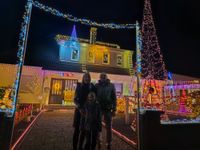 Die Familie vor dem Haus.