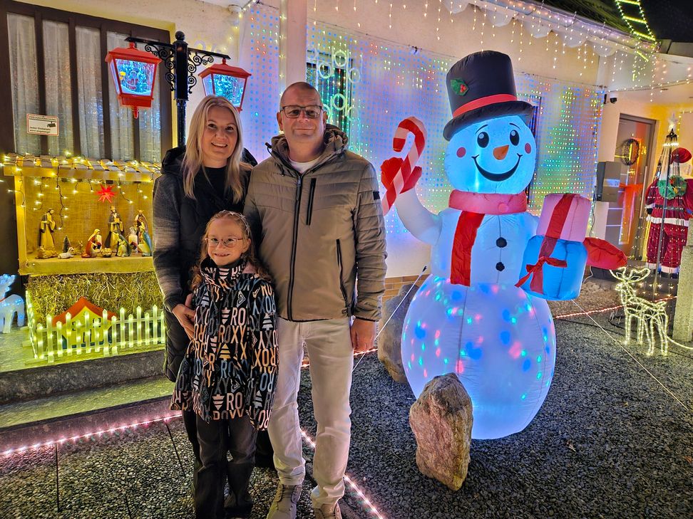 30.000 Lichter, 70 Steckdosen: So verzaubert das Weihnachtshaus von Arno und Jessica Ripp sowie Tochter Emily viele Besucher und lässt vor allem KInderaugen strahlen.