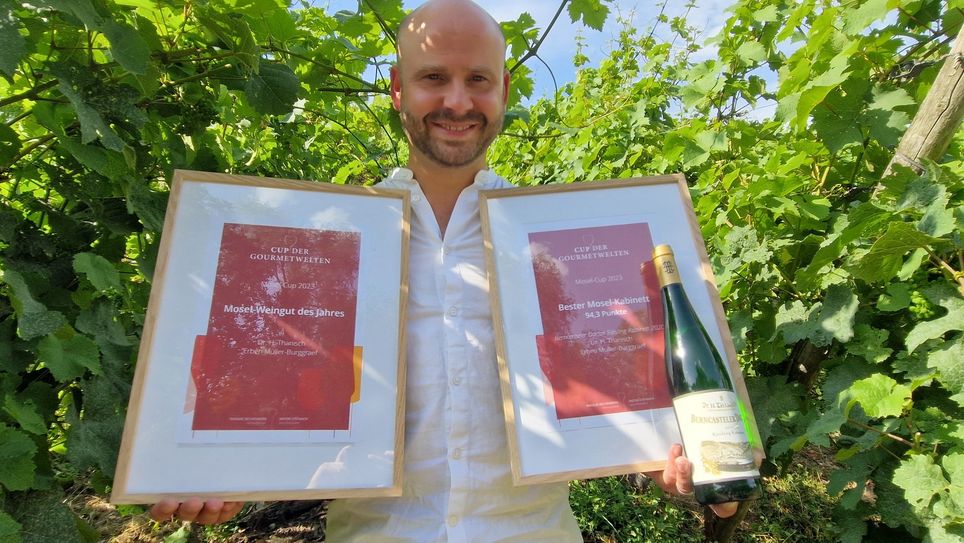 Maximilian Ferger vom Weingut Dr. Thanisch - Erben Müller-Burggraef freut sich über die Auszeichnungen "Mosel-Weingut des Jahres" und "Bester Kabinett"