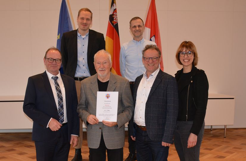 Franz-Jürgen Mertens (2.v.l.) nahm die Urkunde im Namen der Gemeinde Waldweiler entgegen.