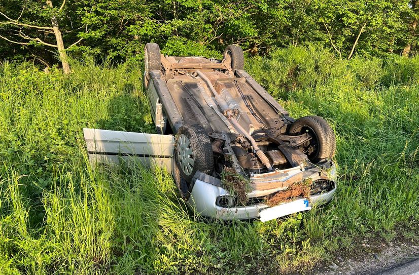 Die Fahrerin des Unfallfahrzeugs konnte sich selbst aus ihrem Pkw befreien. Sie hatte aus bislang ungeklärter Ursache die Kontrolle über ihren Wagen verloren.