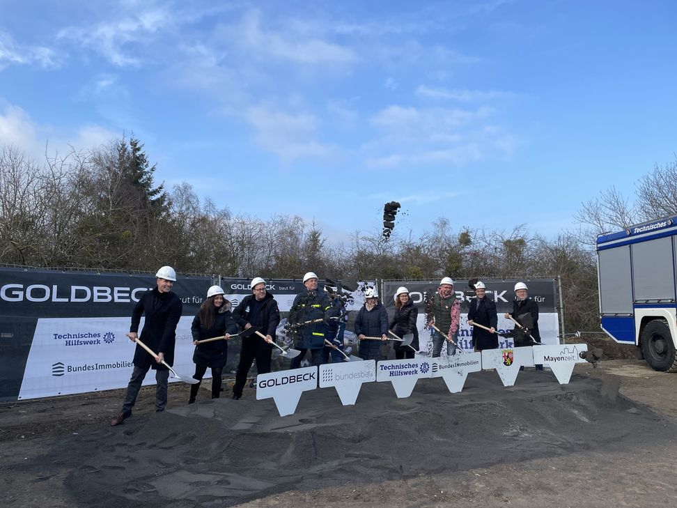 Der symbolische erste Spatenstich markiert den Projektstart.