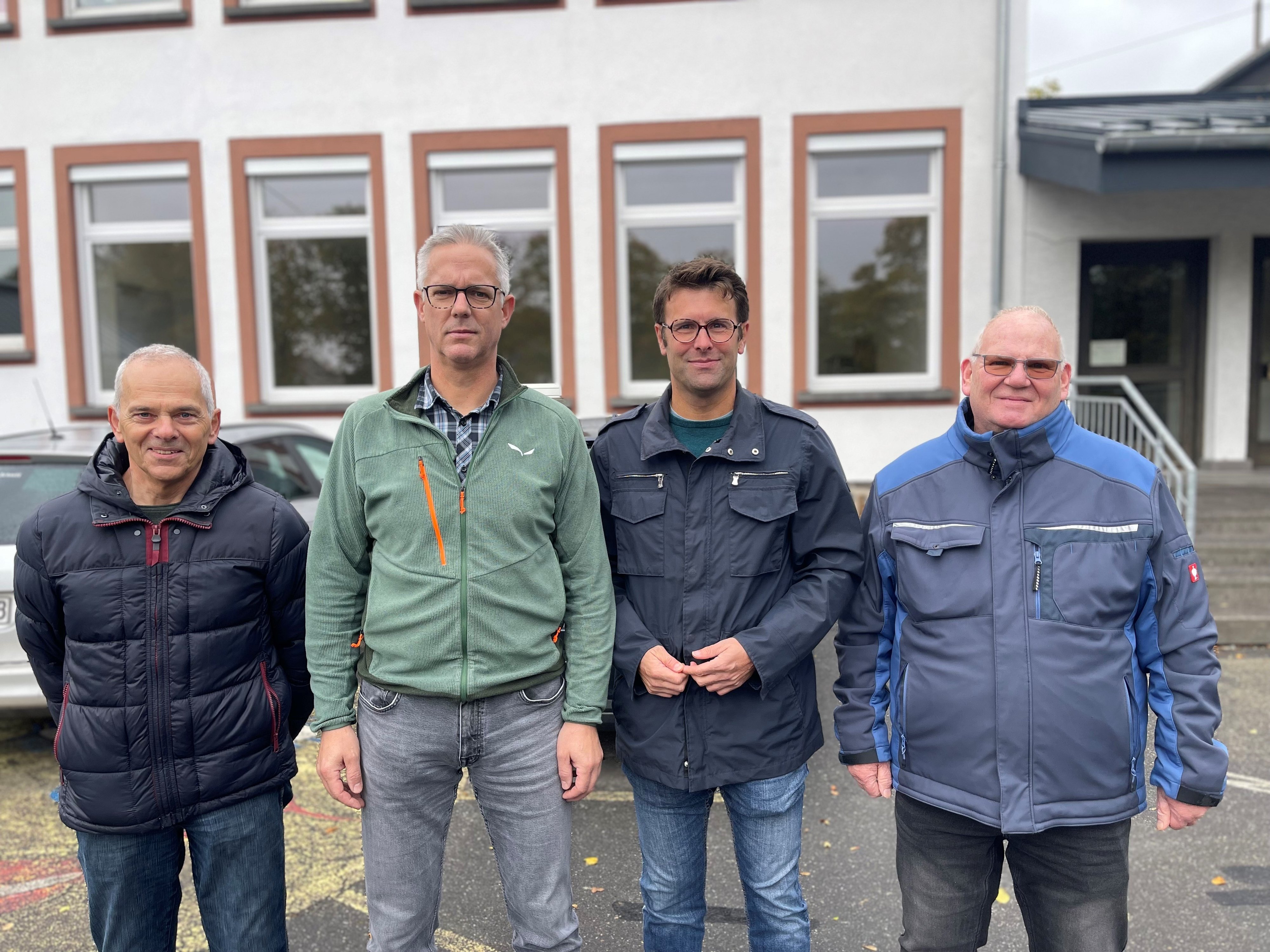 Berthold Schäfer, Ortsbürgermeister von Alflen, sowie seinen Amtskollege, haben genug von den Verzögerungen beim Glasfaserausbau. Im Gespräch mit dem WochenSpiegel machen sie ihrem Ärger Luft und fordern endlich klare Aussagen.