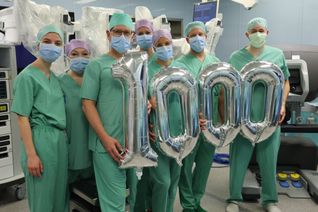 Freuen sich über die 1.000 OP mit dem da Vinci-Operationssystem: Die Chefärzte Professor Dr. med. Andreas Neisius (dritter von links) und Privatdozent Dr. med. Fabian Bartsch (ganz rechts) mit den Oberärzten Dr. med. Nina Manderscheid und Christopher Becker.