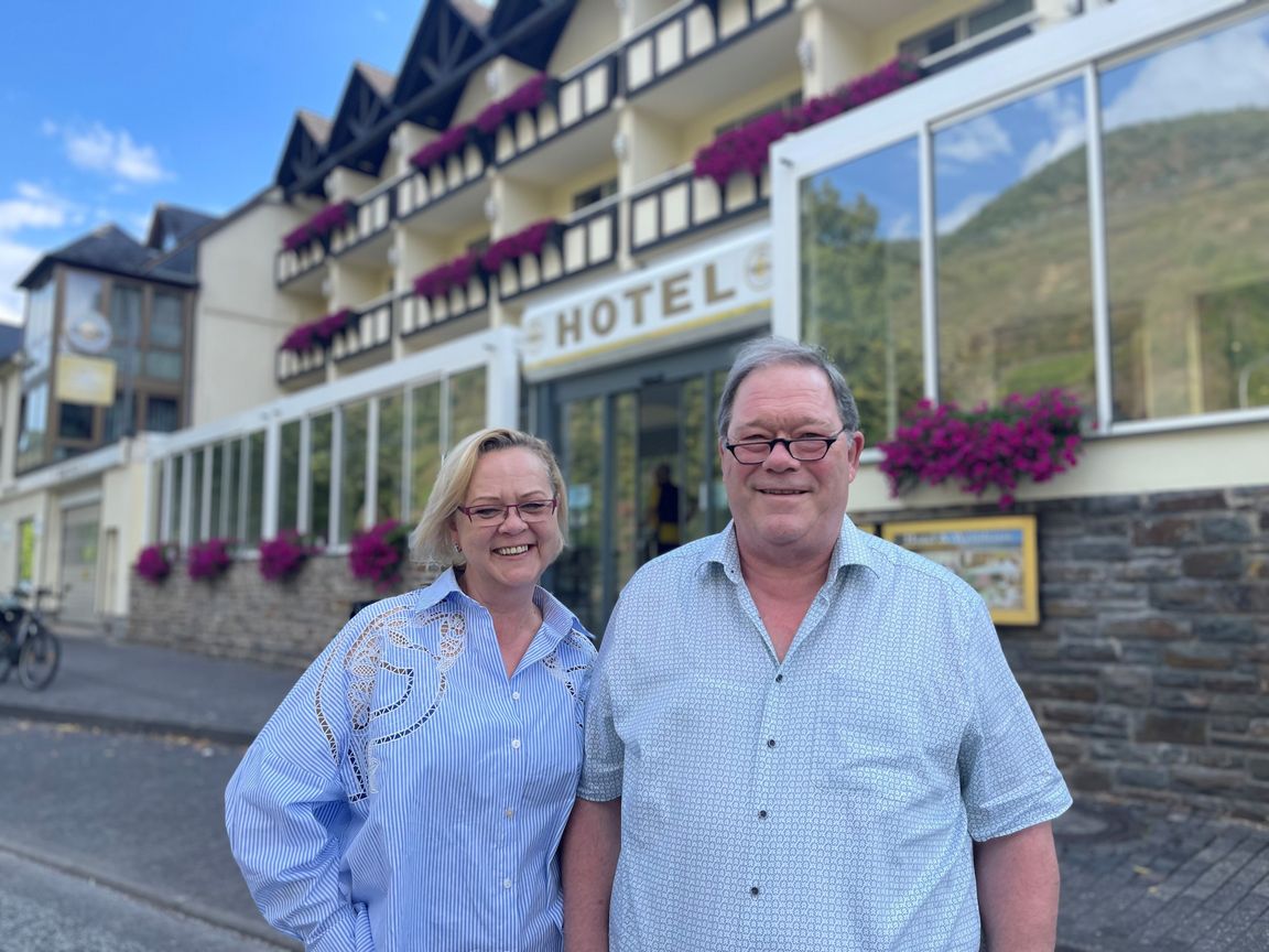 Unternehmer Helmut Dehren, hier mit seiner Frau Swetlana, ist seit 50 Jahren Unternehmer. Insgsamt sieben Hotels betreibt er an der Mosel. Hier steht er vor dem Hotel Fuhrmann, seinem ersten Hotel.