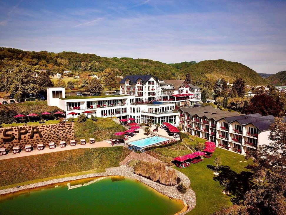 Das größte Hotel der Unternehmensgruppe »Moselstern-Hotels«: das Hotel Krähennest in Löf. Das ehemalige Club-Hotel ist mittlerweile eines der größten Wellnesshotels an der Mosel.