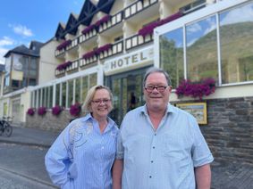 Unternehmer Helmut Dehren, hier mit seiner Frau Swetlana, ist seit 50 Jahren Unternehmer. Insgsamt sieben Hotels betreibt er an der Mosel. Hier steht er vor dem Hotel Fuhrmann, seinem ersten Hotel.