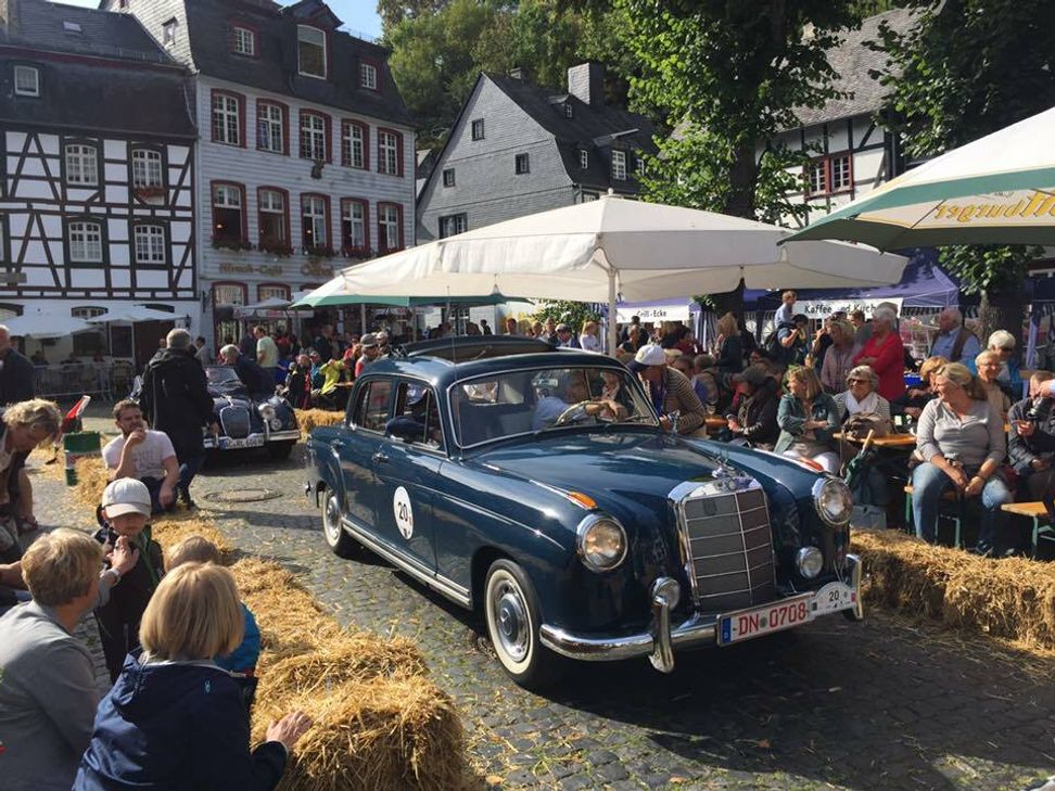 Für Teilnehmer und Zuschauer ist die Fahrt über den Monschauer Marktplatz der Höhepunkt der Rotary Oldtimer Days - auch in seiner achten Auflage.
