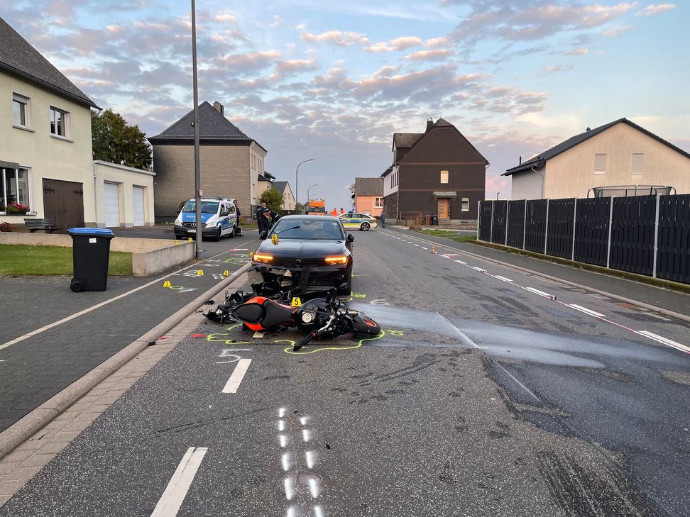 Der Kradfahrer stieß im Begebungsverkehr mit dem Auto zusammen.