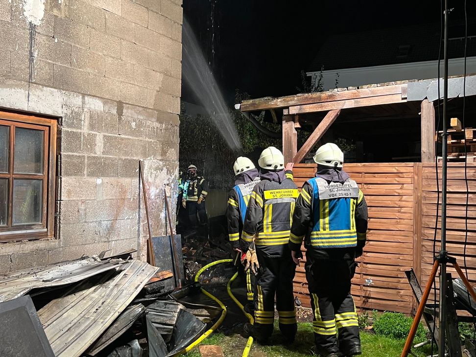 Einsatzkräfte bei der Brandbekämpfung