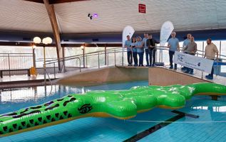 Ein riesiges aufblasbares Krokodil lädt ab sofort zum Klettern und Toben im Wasser ein.