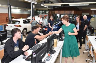 Die irische Bildungsministerin Hildegarde Naughton stellt sich persönlich per Handschlag den Kfz-Lehrlingen in der HwK vor und tauscht sich anschließend ausführlich zur Ausbildung und zu den im Rahmen der dualen Ausbildung vermittelten Inhalten aus.