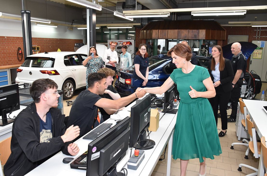 Die irische Bildungsministerin Hildegarde Naughton stellt sich persönlich per Handschlag den Kfz-Lehrlingen in der HwK vor und tauscht sich anschließend ausführlich zur Ausbildung und zu den im Rahmen der dualen Ausbildung vermittelten Inhalten aus.