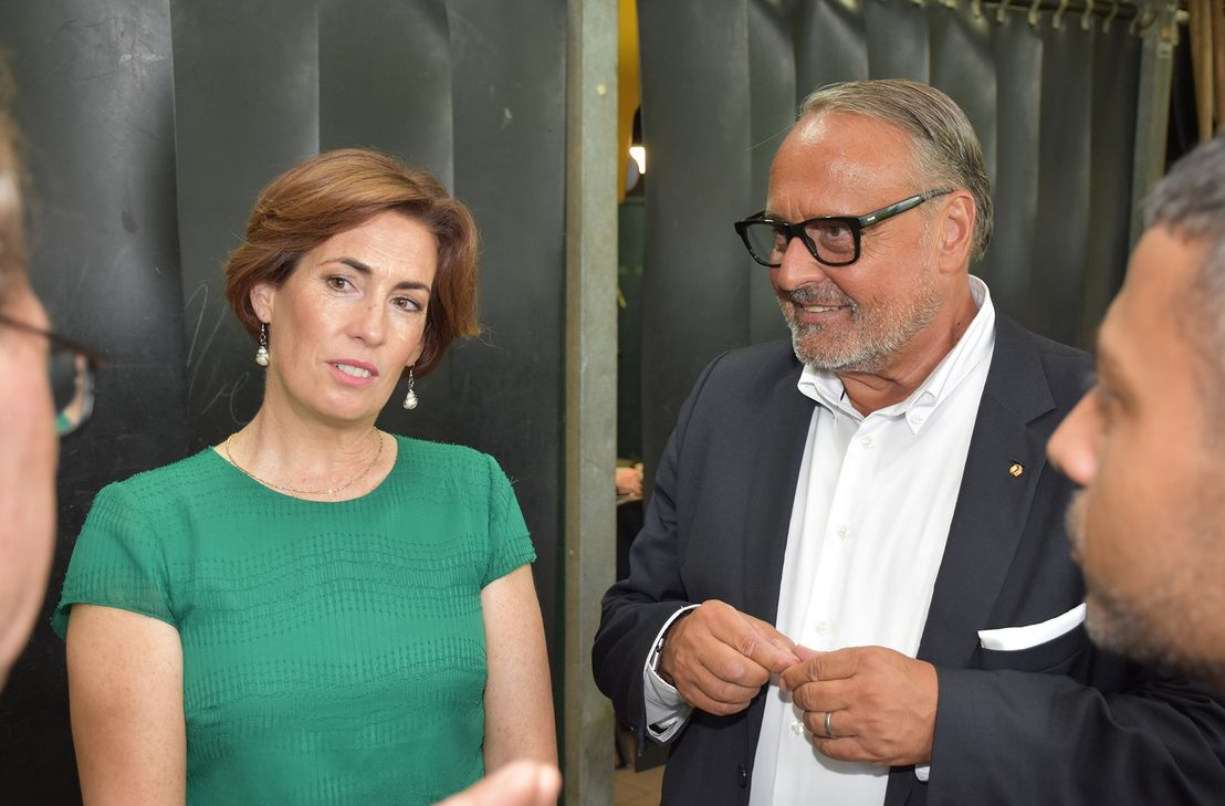 HwK-Hauptgeschäftsführer Ralf Hellrich und die irische Bildungsministerin im Schweißbereich des HwK-Bildungszentrums, in dem die Politikerin Hintergrundinformationen zur dualen Ausbildung erhielt.