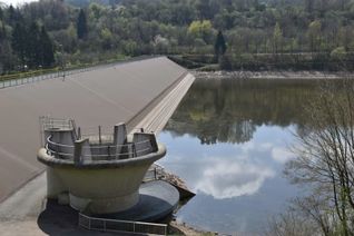 Im Kronenburger See und der Kyll besteht der Verdacht auf Blaualgen.