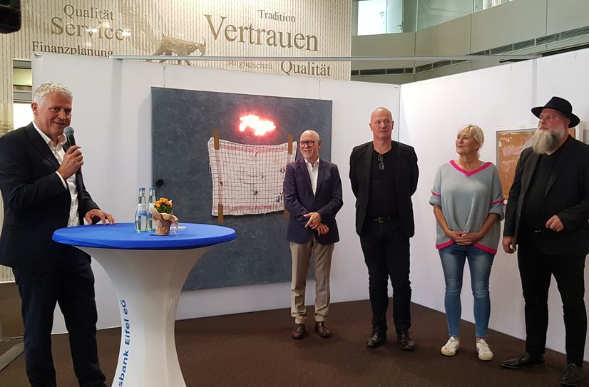 V.l.n.r.: Andreas Theis (Volksbank Eifel eG Vorstand), Stefan Bohl (Bohl Design & Kommunikation), Thomas Hoffmann (overhead gallery), Suscha Korte (ausgestellte Künstlerin), Dieter Nusbaum (overhead gallery).