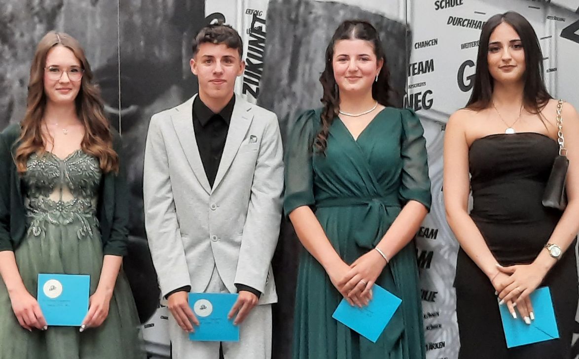 Levana Otten, Leon Kistner, Selen Sengül und Rubela Ibo wurden für vorbildlichen Einsatz innerhalb ihrer Klassengemeinschaften ausgezeichnet (v.l.).