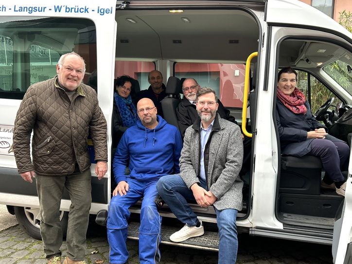 Freuen sich über den neuen Bürgerbus: Mitglieder des Projektteams Norbert Feder, Petra Erasmy und Tobias Krieger, Ortbürgermeister der Gemeinde Igel Franz Pauly, Erster Beigeordneter Peter Bruns, Westenergie-Kommunalmanager Christian Nathem sowie Mitglied des Projektteams Birgit Ries. 
Foto: Westenergie AG / Leonie Fürmeyer