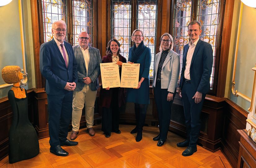 Von links: Dr. Karl-Heinz Frieden (Geschäftsführer Kommunal-Akademie), Stefan Heck (Akademie-Leiter Kommunal-Akademie), Eveline Breyer (Vorsitzende Kommunal-Akademie), Staatssekretärin Simone Schneider (Ministerium des Innern und für Sport Rheinland-Pfalz), Alice Schmidt (Direktorin HöV RLP), Michael Eckhardt (Leiter Fortbildung HöV RLP).