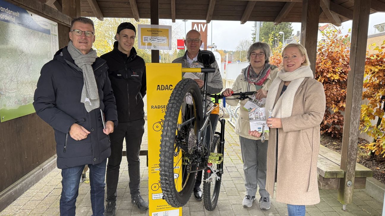 Sie waren bei der Eröffnung der ADAC Radservice-Station dabei (v.li.): Bürgermeister Jan Lembach, David Gebertz von »projekt.bike inklusiv«, Thomas Velling, Vorstand Verkehr und Technik ADAC Nordrhein, die Dahlemer Ortsbürgermeisterin Marita Schramm und Dagmar Niederstein von der NeT.