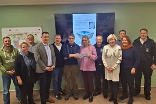 Das Preisrichtergremium entschied sich für den Entwurf der Bildhauer Michael Kropp und Livia Kubach (Mitte).