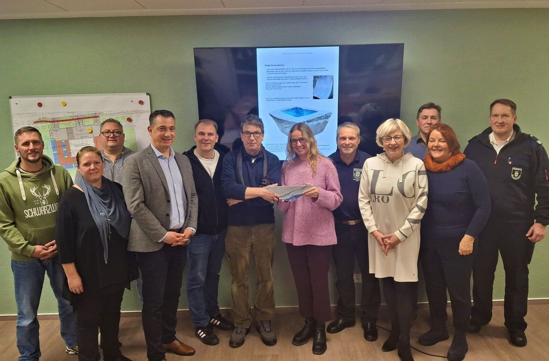 Das Preisrichtergremium entschied sich für den Entwurf der Bildhauer Michael Kropp und Livia Kubach (Mitte).