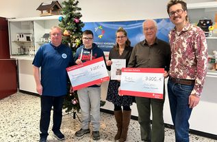 Ingo Braun (Hansa SImmerath), Schülersprecher Nick, Nathalie Schepp (Sekundarschule), Georg Kaulen (Monschauer Tafel) und Initiator Urs Kaulard bei der Spendenübergabe des vergangenen Businessruns.