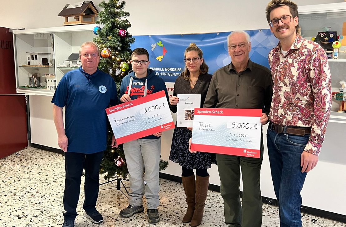 Ingo Braun (Hansa SImmerath), Schülersprecher Nick, Nathalie Schepp (Sekundarschule), Georg Kaulen (Monschauer Tafel) und Initiator Urs Kaulard bei der Spendenübergabe des vergangenen Businessruns.