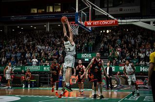 Marten Linßen beim Dunk im Hinspiel