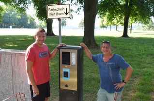 Andreas Bauer (links) und Manfred Kochems an einem der Gebührenautomaten.