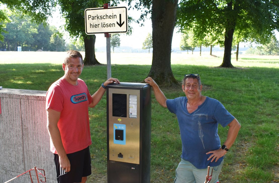 Andreas Bauer (links) und Manfred Kochems an einem der Gebührenautomaten.