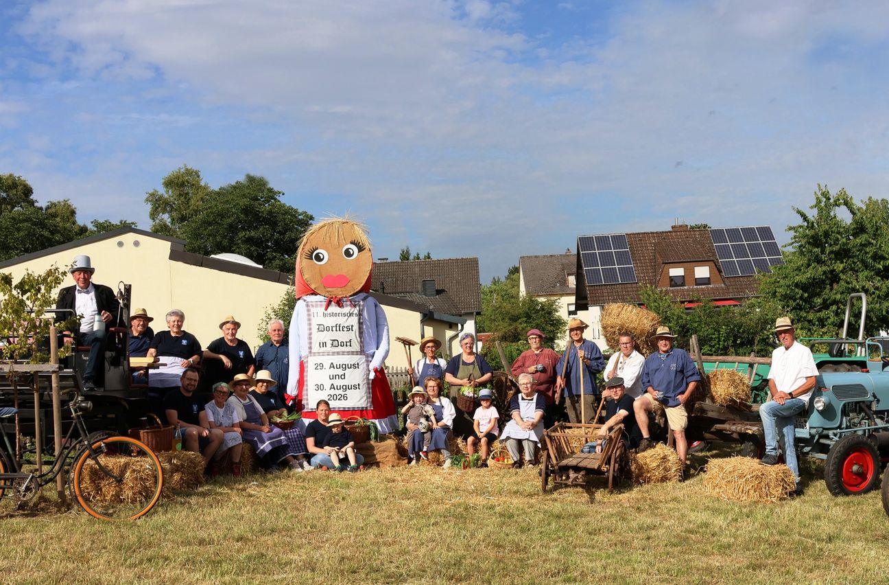 Wo Ende August Tausende Besucher zwischen historischen Handwerksständen, alten Landmaschinen und regionalen Spezialitäten flanieren werden, haben sich die Organisatoren zum Gruppenfoto versammelt. Hinter den Kulissen läuft die Vorbereitung des 11. Historischen Dorffestes längst auf Hochtouren.