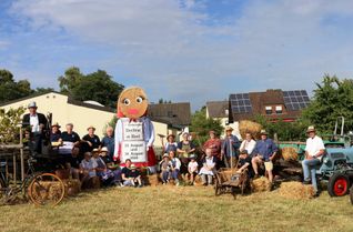 Wo Ende August Tausende Besucher zwischen historischen Handwerksständen, alten Landmaschinen und regionalen Spezialitäten flanieren werden, haben sich die Organisatoren zum Gruppenfoto versammelt. Hinter den Kulissen läuft die Vorbereitung des 11. Historischen Dorffestes längst auf Hochtouren.