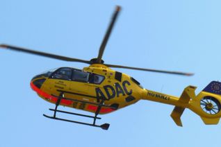 Der 62-jährige Fahrer des Linienbusses wurde mit schweren, aber nicht lebensgefährlichen Verletzungen mit dem Rettungshubschrauber ins Krankenhaus gebracht.