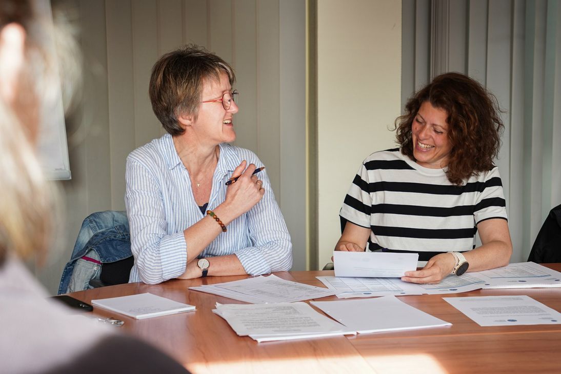 In verschiedenen Arbeitsgruppen wird die Eröffnung des Hebammenkreißsaals im Sommer 2025 von den Hebammen des Klinikums Mutterhaus derzeit nach eigenen Vorstellungen vorbereitet.