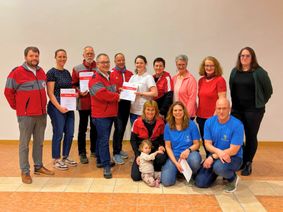 Michael Assenmacher (4.v. l.), Vorsitzender des DRK-Ortsvereins Bad Neuenaeihr-Ahrweiler e.V., und Philipp Piscalar (l.), stellvertretender Bereitschaftsleiter des DRK-Ortsvereins Bad Neuenahr-Ahrweiler e.V., dankten allen Tlnehmenden.