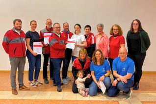 Michael Assenmacher (4.v. l.), Vorsitzender des DRK-Ortsvereins Bad Neuenaeihr-Ahrweiler e.V., und Philipp Piscalar (l.), stellvertretender Bereitschaftsleiter des DRK-Ortsvereins Bad Neuenahr-Ahrweiler e.V., dankten allen Tlnehmenden.