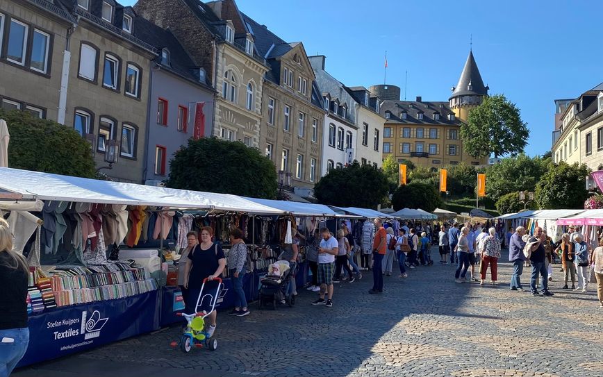 Der Stoff- und Tuchmarkt lädt am 21. Juni in die Innenstadt von Mayen ein.