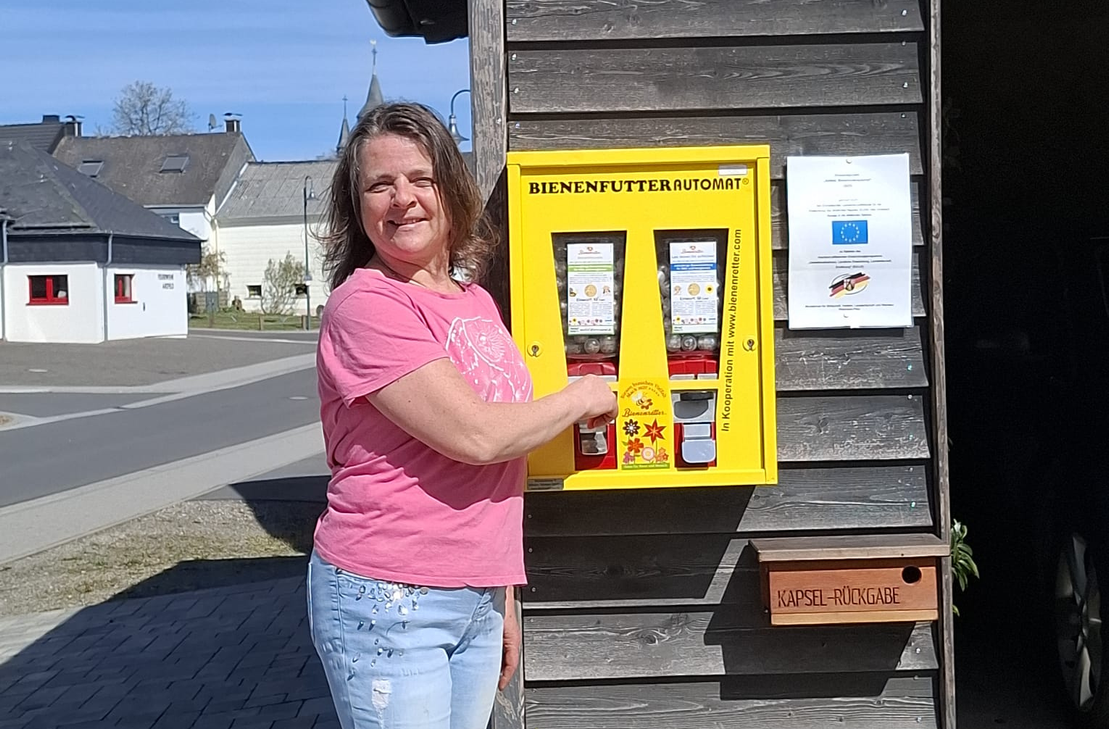 Sonja Juchmes zeigt den neu befüllten Bienenfutterautomat in Arzfeld.