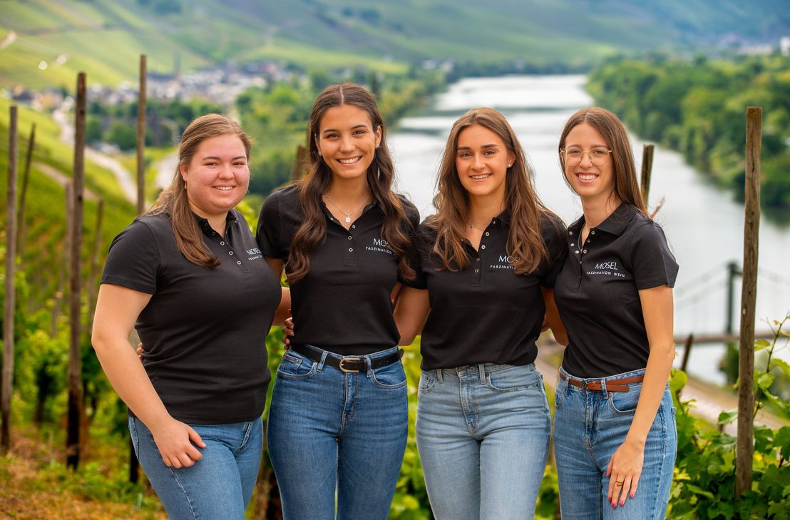 Diese vier Frauen treten zur Wahl der Mosel-Weinkönigin an: (v.l.) Annalena Niedersberg aus Enkirch, Vanessa Herges aus Kinheim, Nele Kuhnen aus Bekond und Teresa Oster aus Kobern-Gondorf.