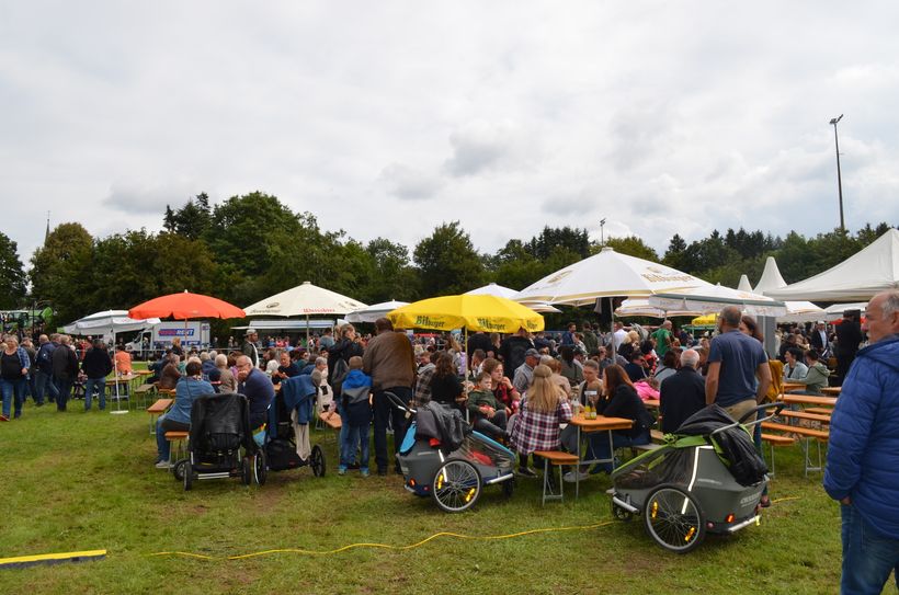 Die Verbandsgemeinde Tierschau lockt jährlich Tausende Besucher und viele Politiker an den Ortsrand von Kell, wo unter anderem die "Miss Hochwald" gekürt wird.